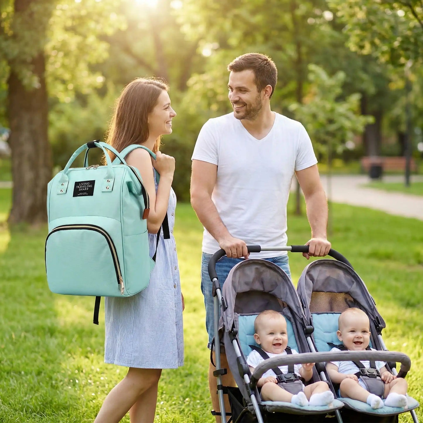 Papa et maman avec deux bebes utilisant une poussette et un sac a langer grande capacite au parc