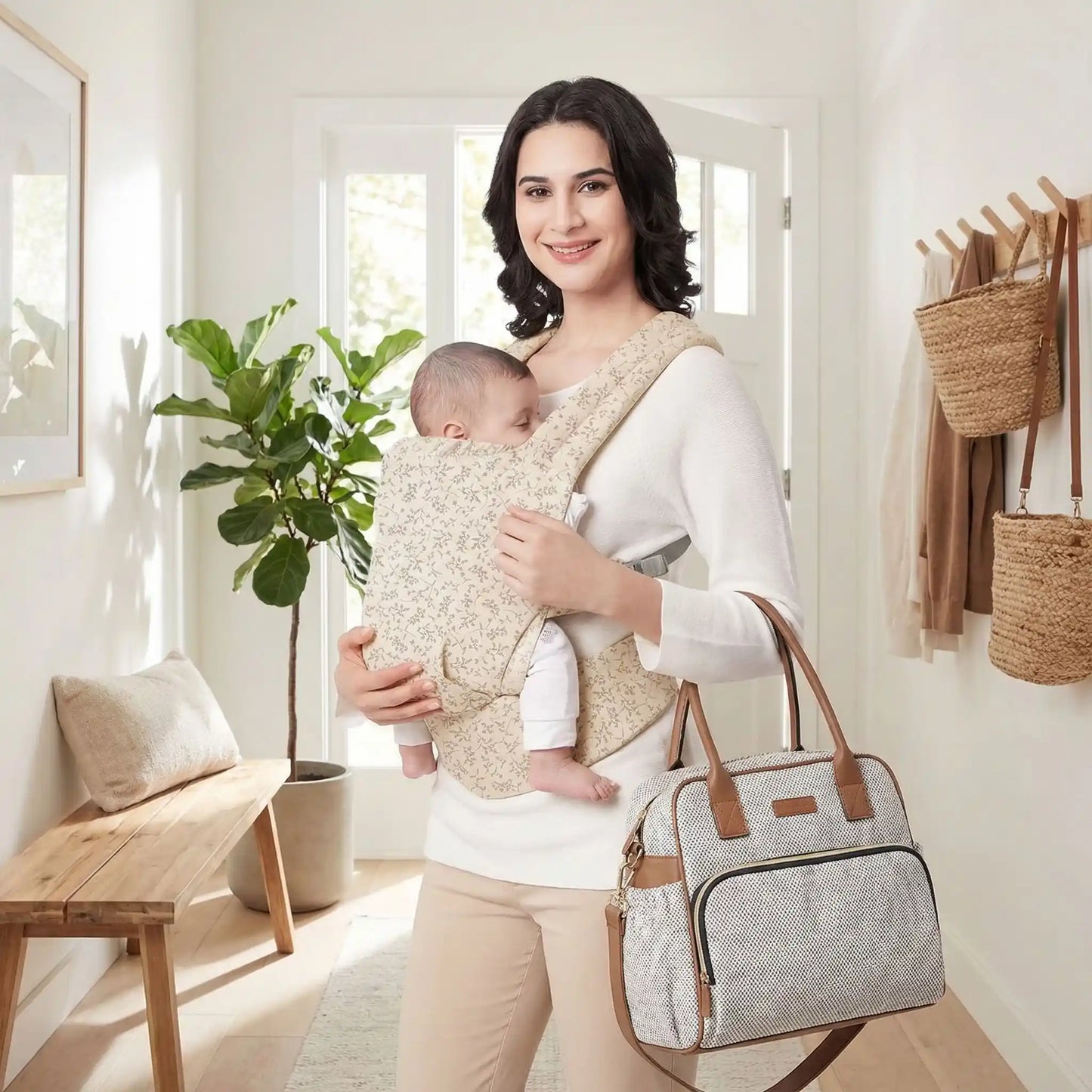 maman portant son bebe dans un porte bebe ergonomique pour une sortie avec bebe