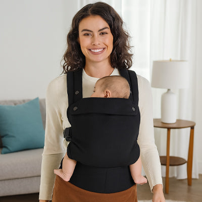 porte bébé physiologique noir en position face au parent