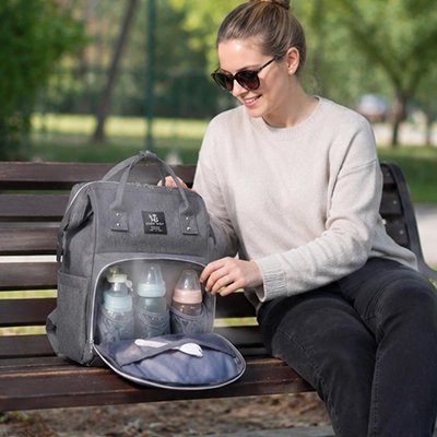 Sac a langer avec compartiments organisés utilisé pendant un pique-nique en famille