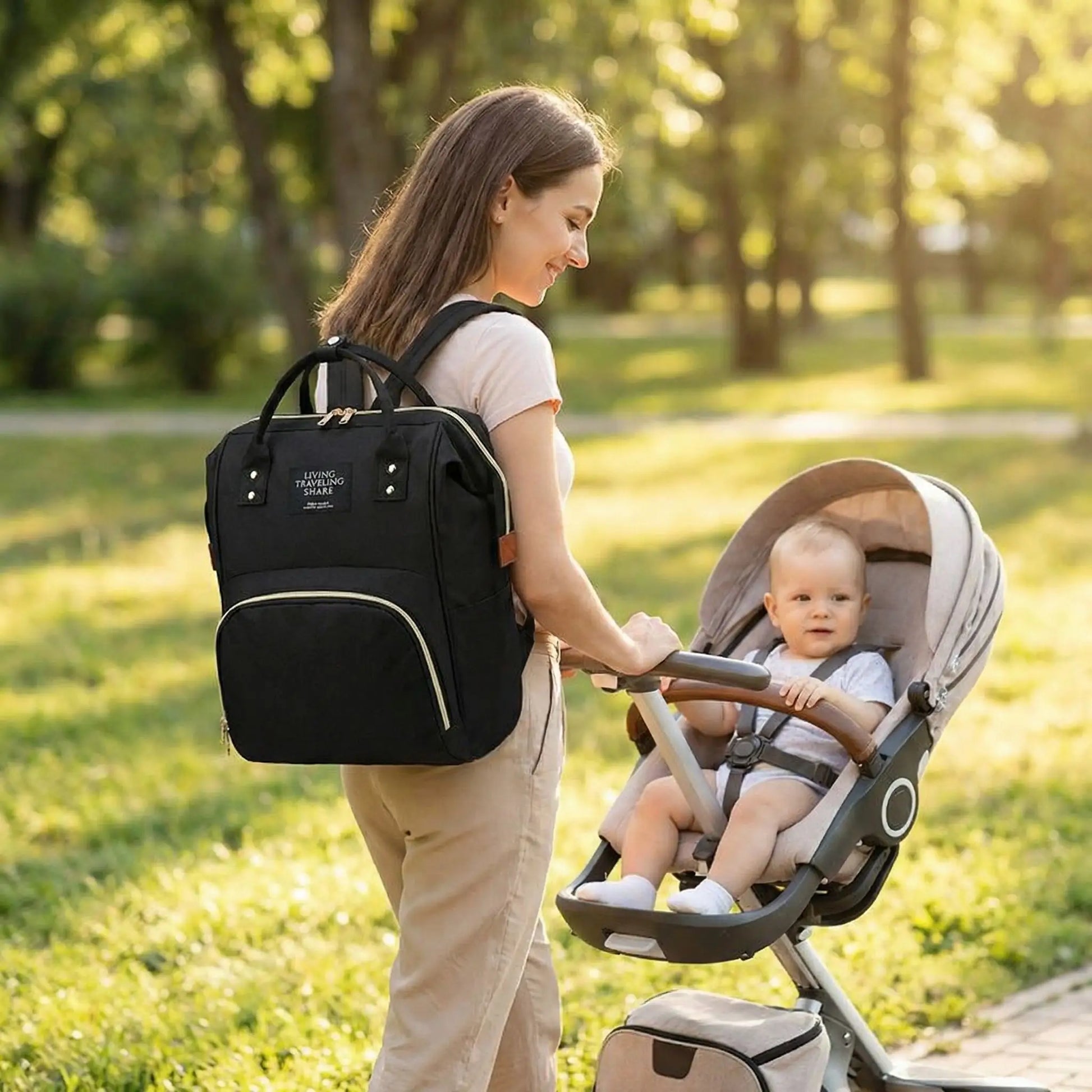 Bebe et maman portant un sac a langer grande capacite noir