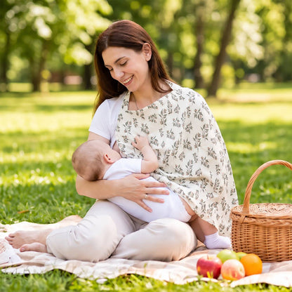 Cape d'allaitement utilisée par une maman avec bébé lors d'un pique-nique au parc