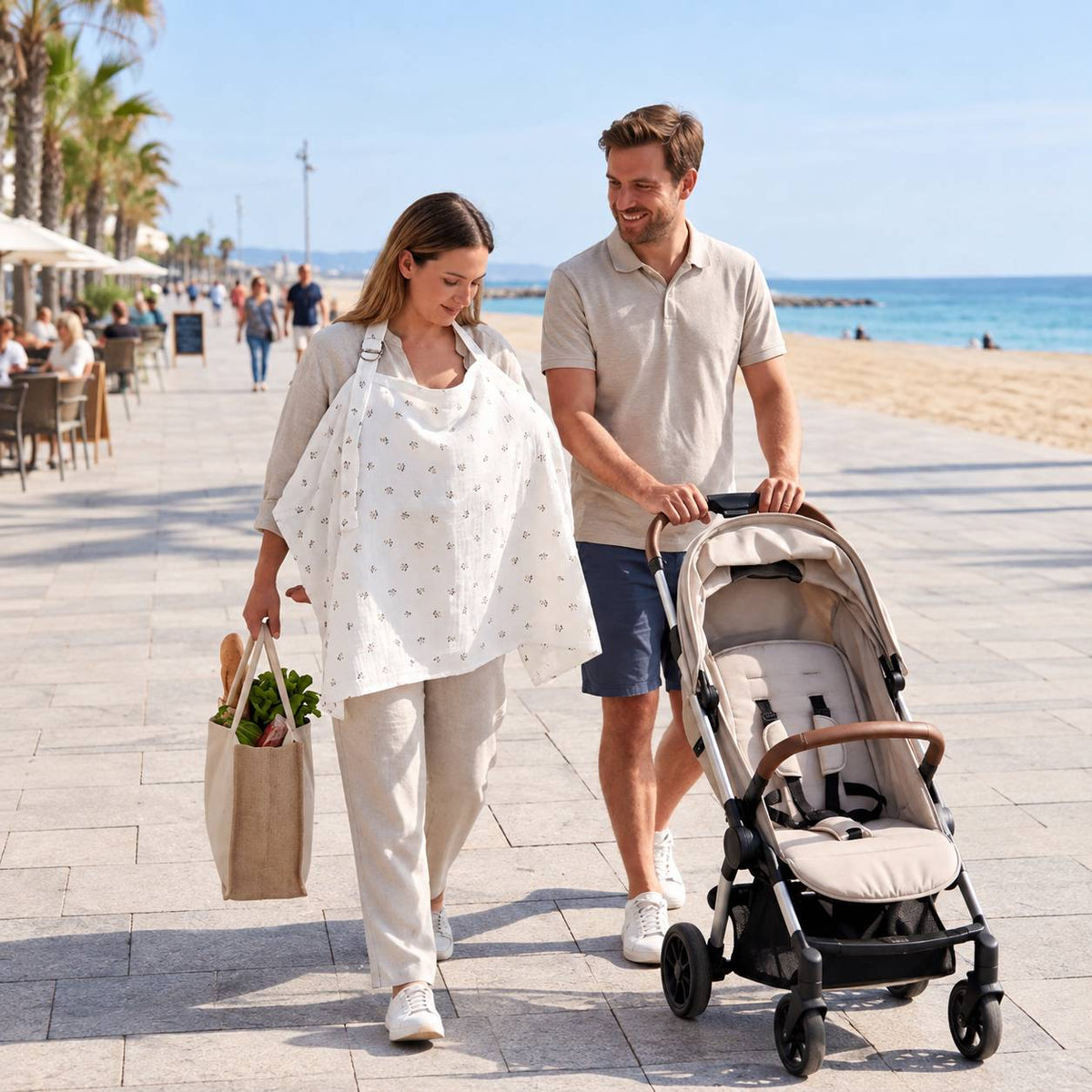 Cape d'allaitement portée par une maman lors d'une promenade en famille au bord de mer