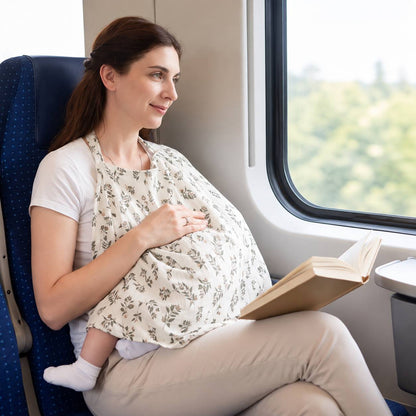 Cape d'allaitement portée par une maman avec bébé pendant un trajet en train