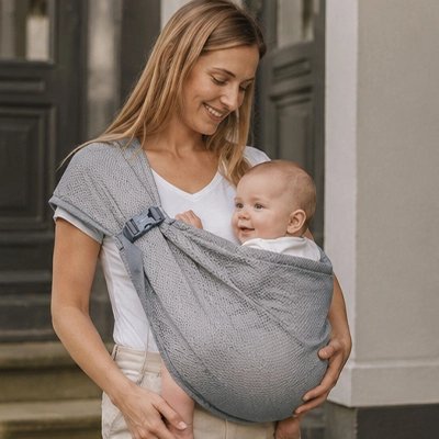 Echarpe de portage grise avec bébé porté en position physiologique contre sa maman