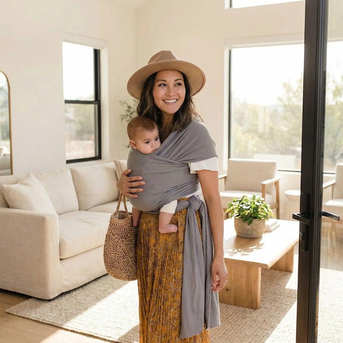 echarpe de portage bebe maman portant son enfant a la maison mains libres