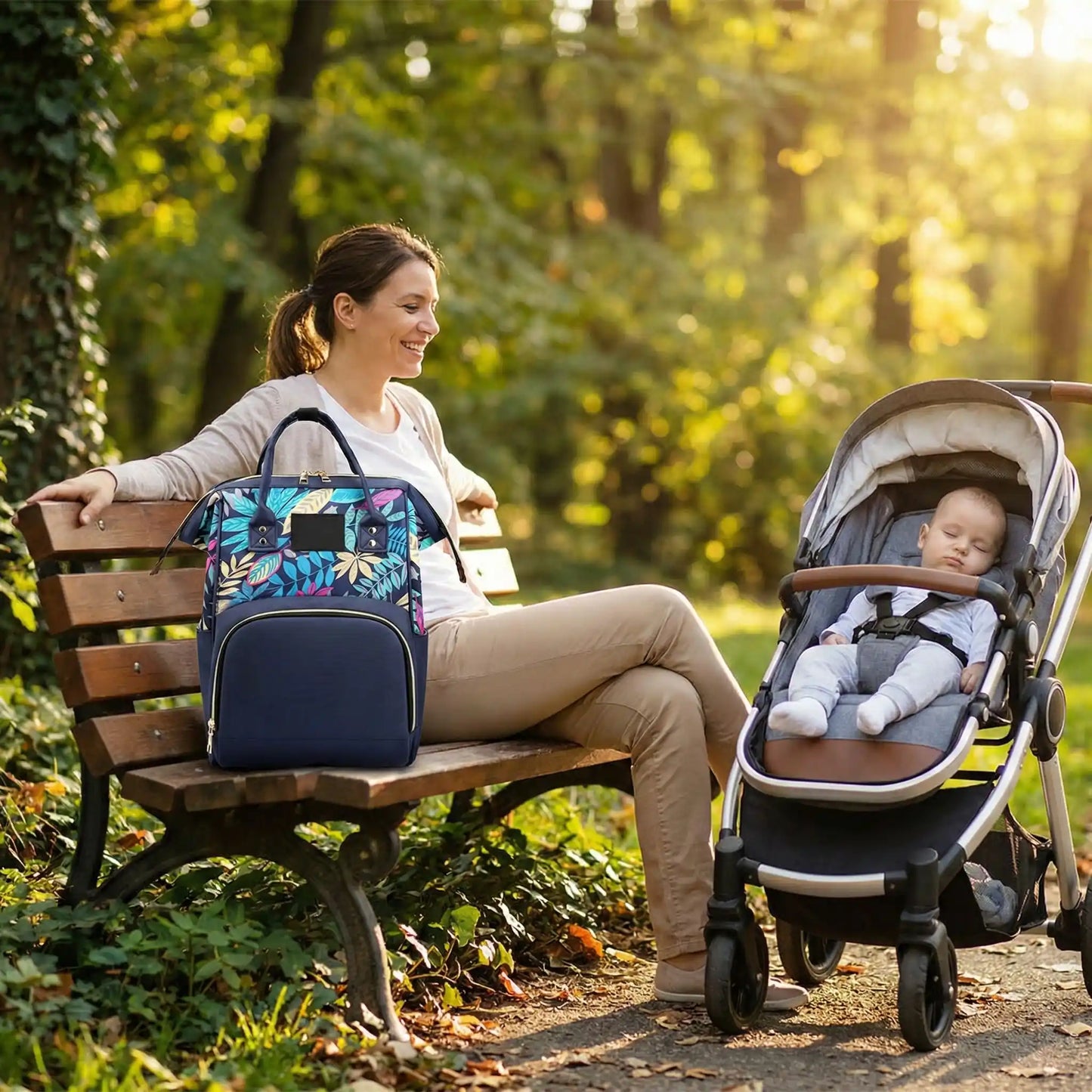Maman et bebe dans une poussette au parc avec un sac a langer grande capacite pour voyage