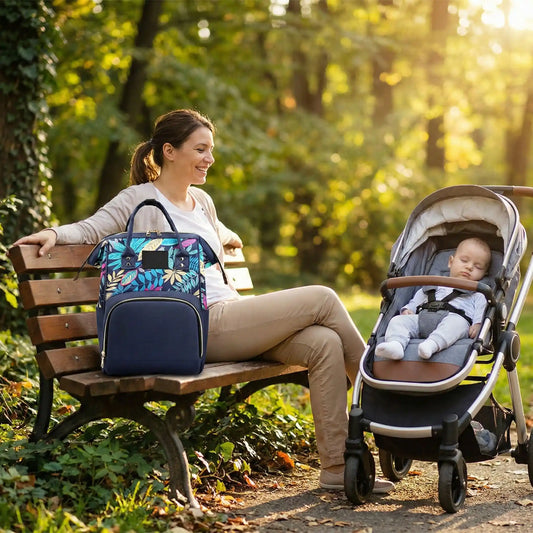 Maman et bebe dans une poussette au parc avec un sac a langer grande capacite pour voyage