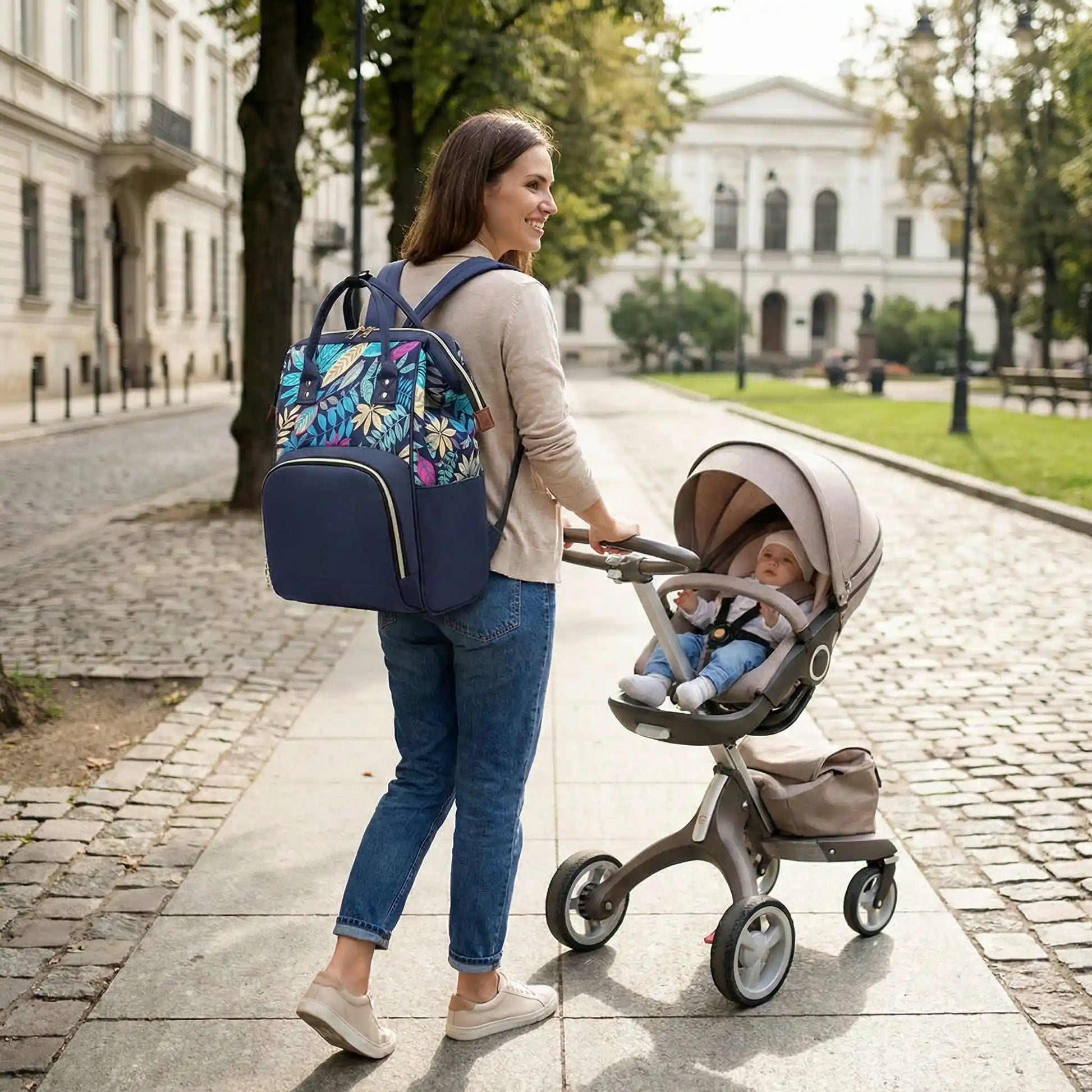 Maman en promenade en ville avec bebe avec un sac a langer grande capacite pour voyage