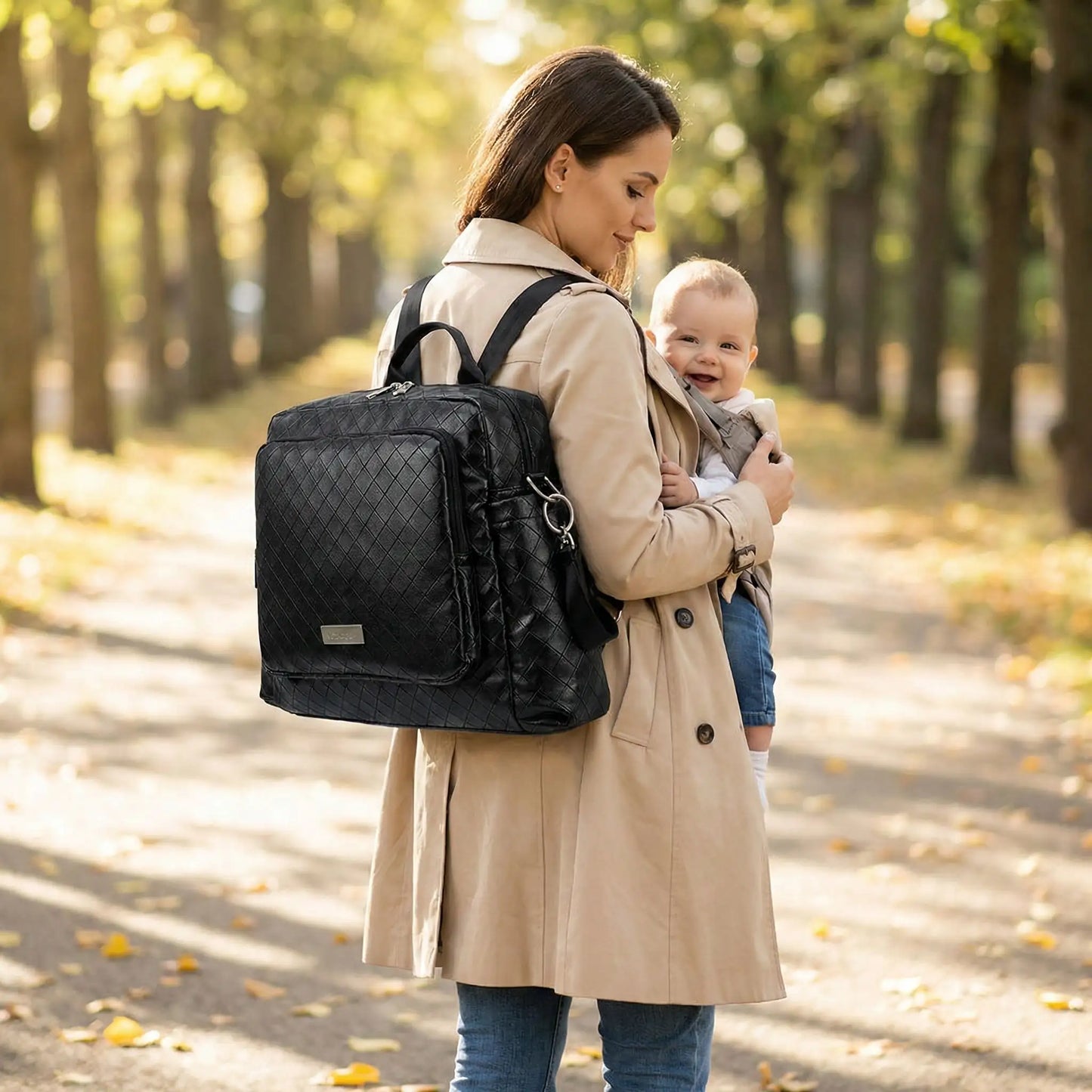 maman et bebe marchant dans une allee avec sac a langer bebe multifonction couleur noir