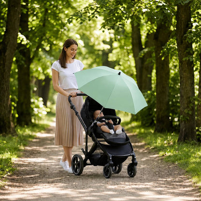 Ombrelle pour poussette offrant une protection solaire lors d'une balade en forêt