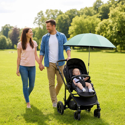 Ombrelle pour poussette utilisée lors d'une promenade familiale dans un parc ensoleillé