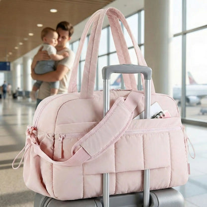 papa et bebe a laeroport avec sac a langer portable cabine rose fixe sur valise trolley