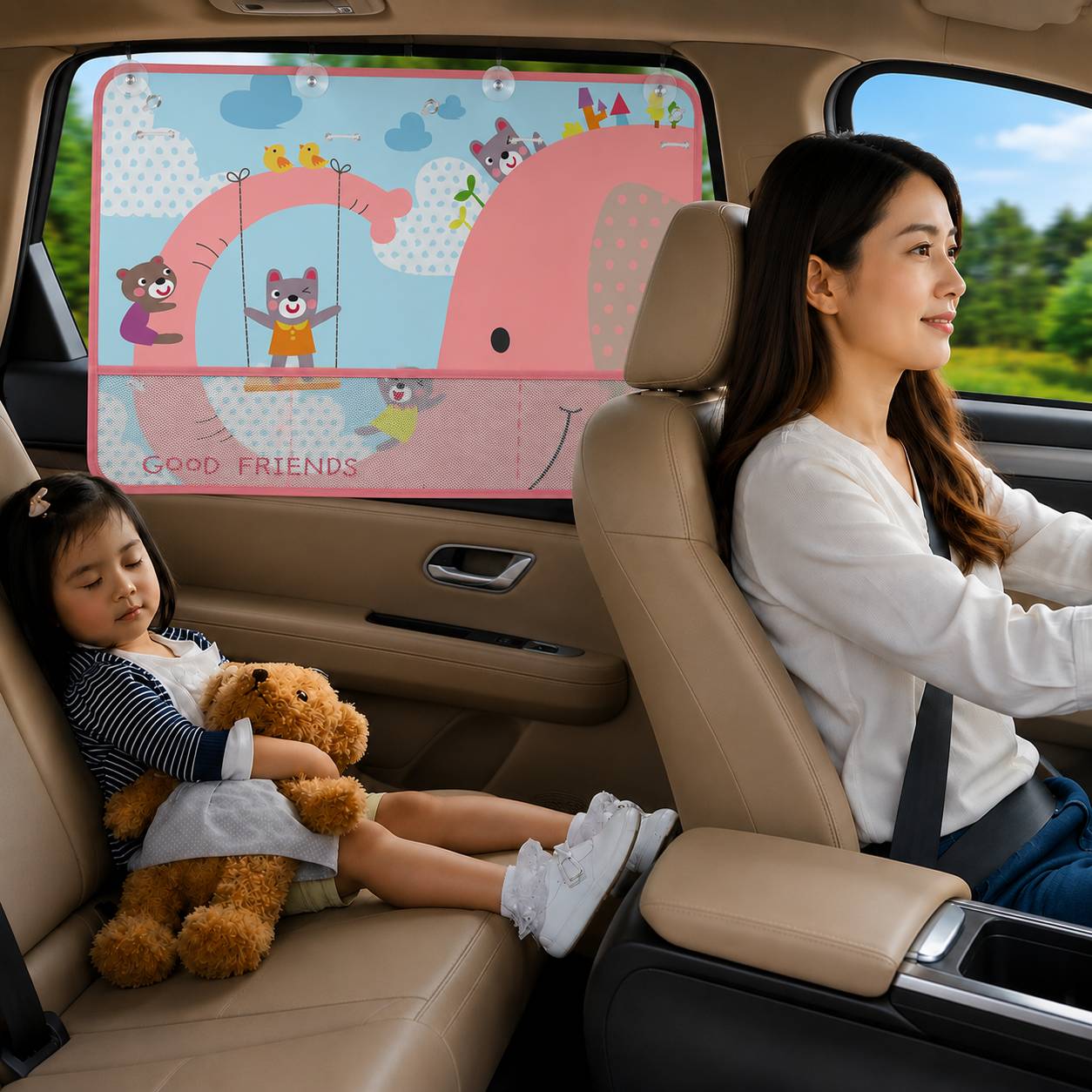 Pare soleil bebe voiture avec motif elephant protegeant un enfant des rayons du soleil