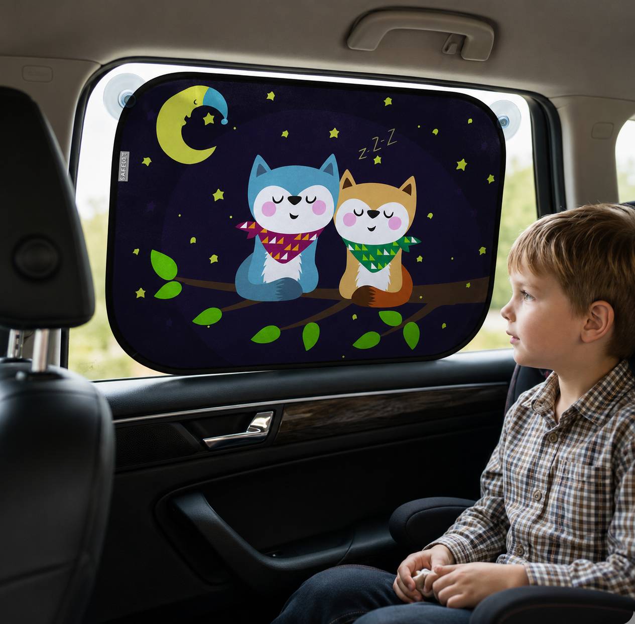 Pare soleil voiture bébé motif Chats installé sur la vitre latérale d'une voiture, protégeant un enfant 