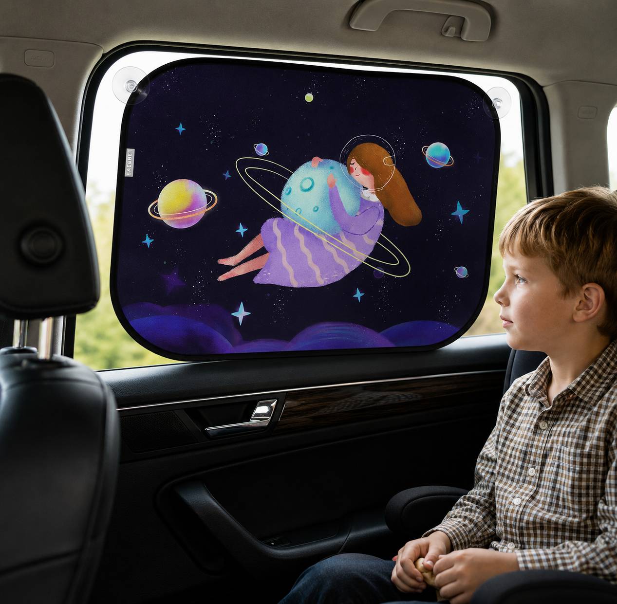 Pare soleil voiture bébé motif Cosmos installé sur la vitre latérale d'une voiture, protégeant un enfant