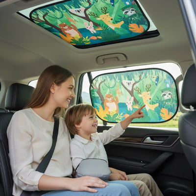Pare soleil voiture bébé avec motif forêt enchantée installé sur la vitre latérale et le toit panoramique