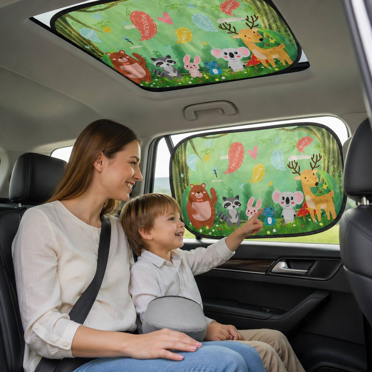 Pare soleil voiture bébé avec motif forêt verte installé sur la vitre latérale et le toit panoramique
