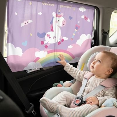 Pare soleil voiture bébé installé sur une vitre latérale pour protéger un bébé de la chaleur 