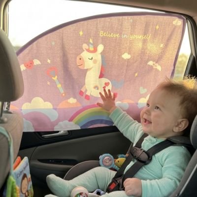 Pare soleil voiture bébé protégeant un enfant des rayons du soleil pendant un trajet en voiture