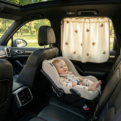 Pare soleil voiture bébé protégeant un enfant installé dans son siège auto de la chaleur et de l'éblouissement