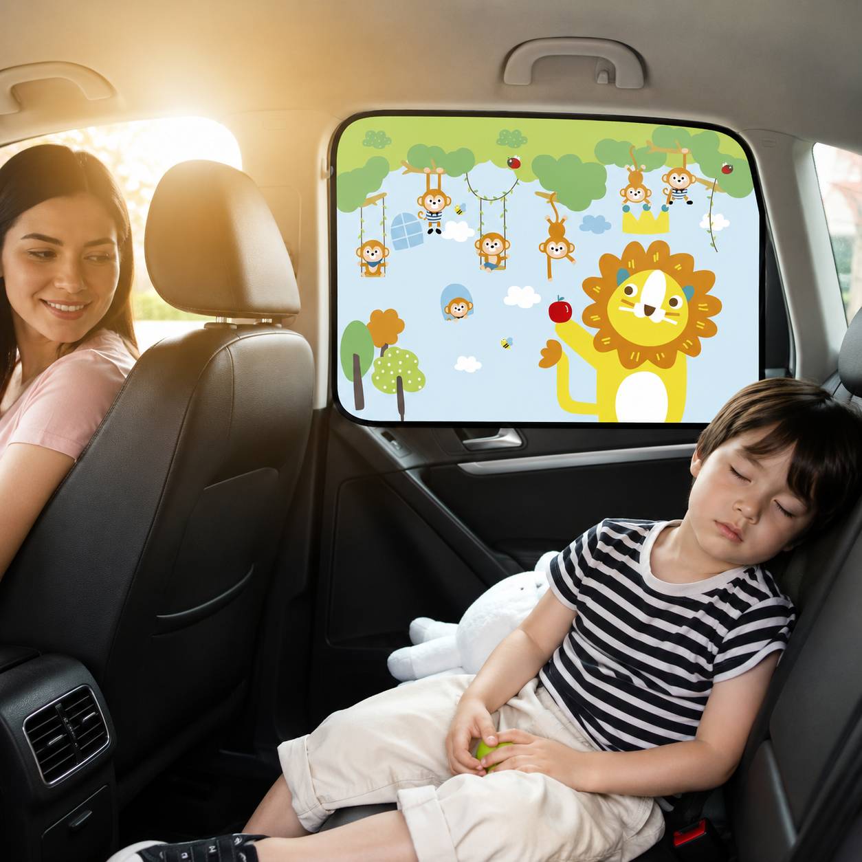 Pare soleil voiture bébé rideau motif lion et jungle créant une zone d'ombre agréable pour bébé