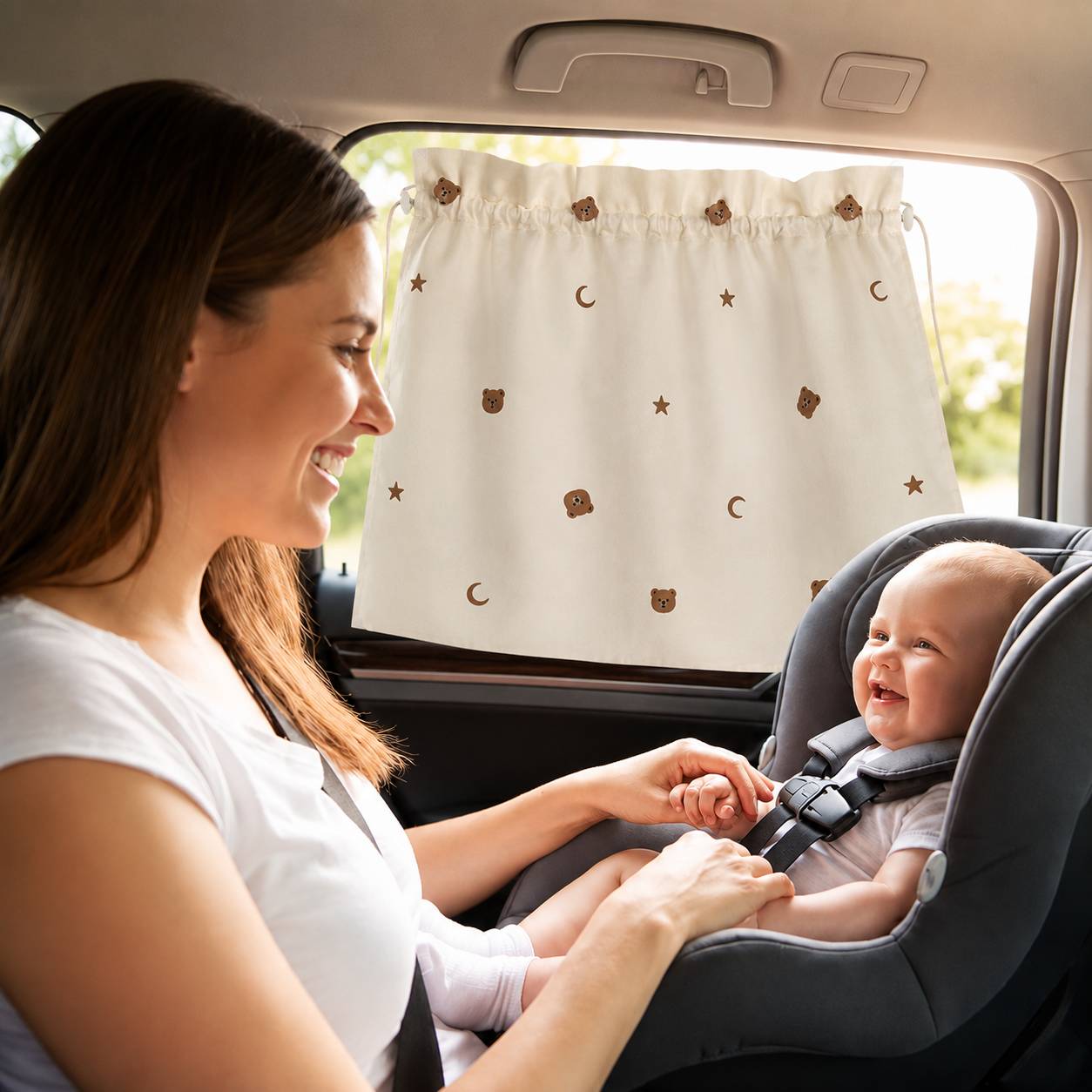 Maman et bébé profitant d'un trajet agréable avec un pare soleil voiture bébé rideau décoré de lunes et d'oursons