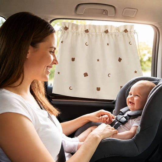 Maman et bébé profitant d'un trajet agréable avec un pare soleil voiture bébé rideau décoré de lunes et d'oursons