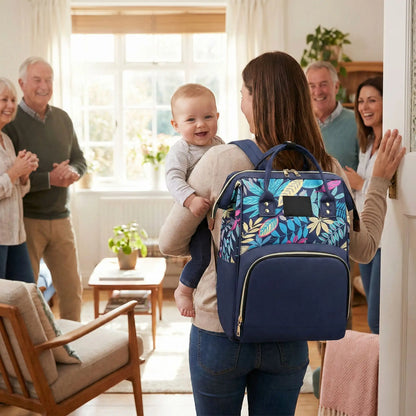 Parents et bebe arrivent chez des amis avec un sac a langer grande capacite pour  voyage