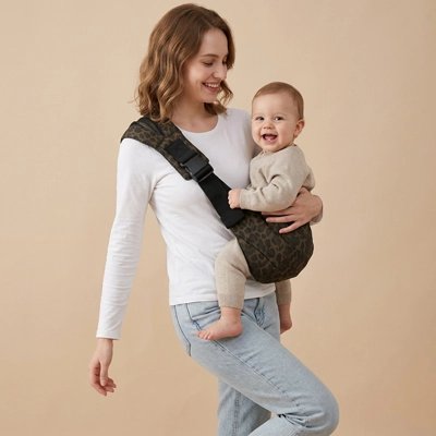 porte bebe bandouliere maman portant son bebe a la maison