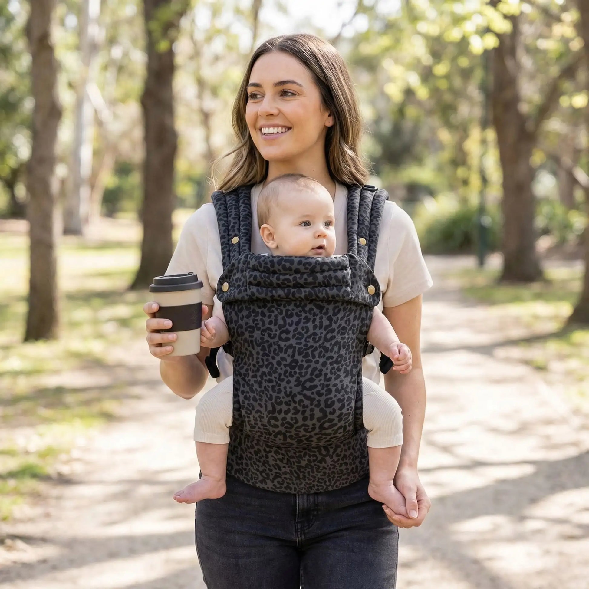 maman en promenade avec bebe porte dans un porte bebe ergonomique confortable