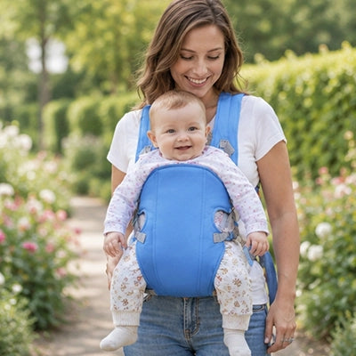 Bebe installe dans un porte bebe ergonomique offrant un maintien confortable pendant une promenade
