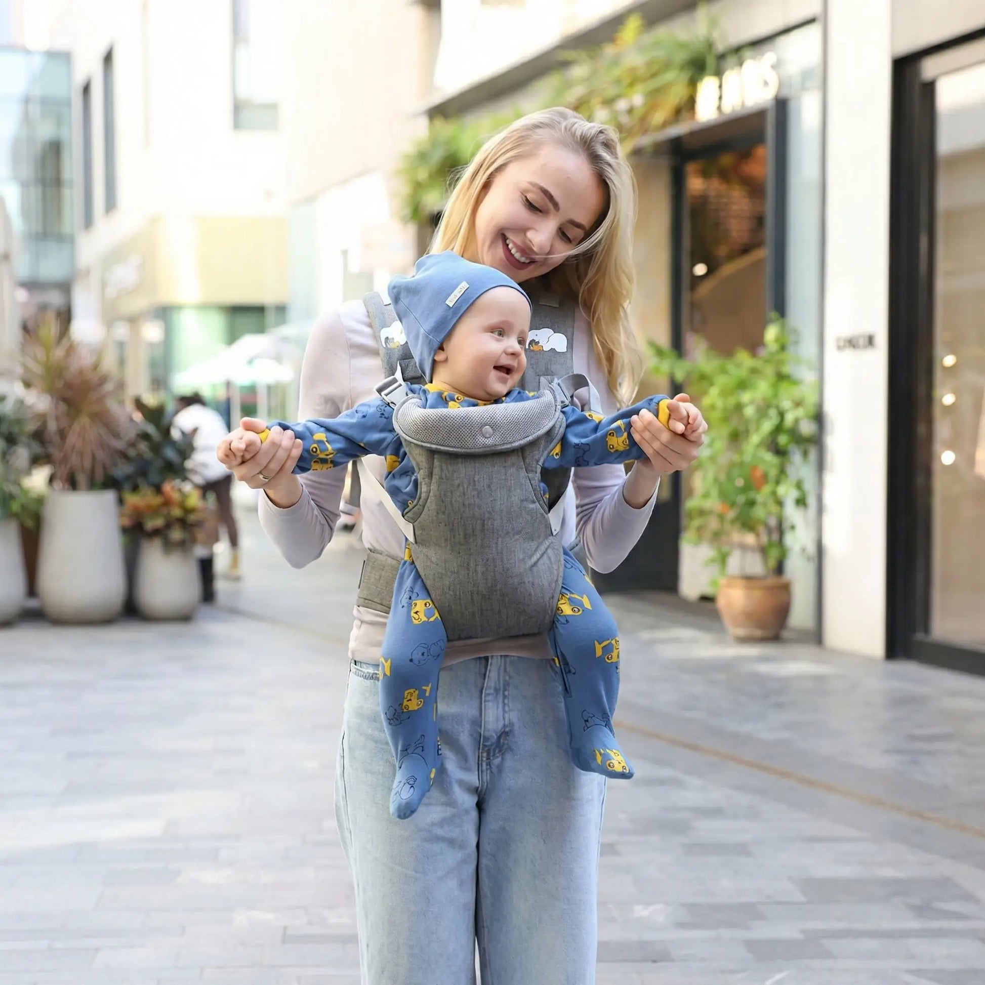porte bebe ergonomique confortable en sortie exterieure avec bebe