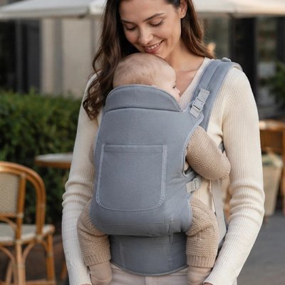 Porte bebe ergonomique gris offrant un portage confortable et un maintien optimal de bebe