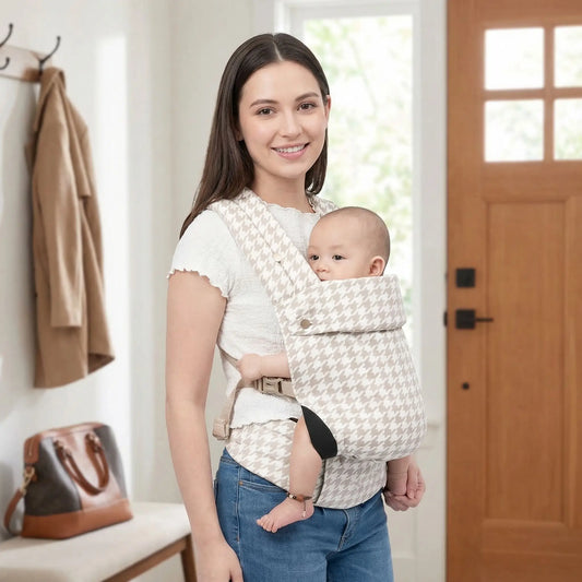 maman avec porte bebe ergonomique beige a la maison avant de sortir avec son bebe