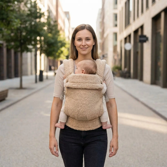 porte bebe ergonomique maman marche en ville avec bebe en portage ventral