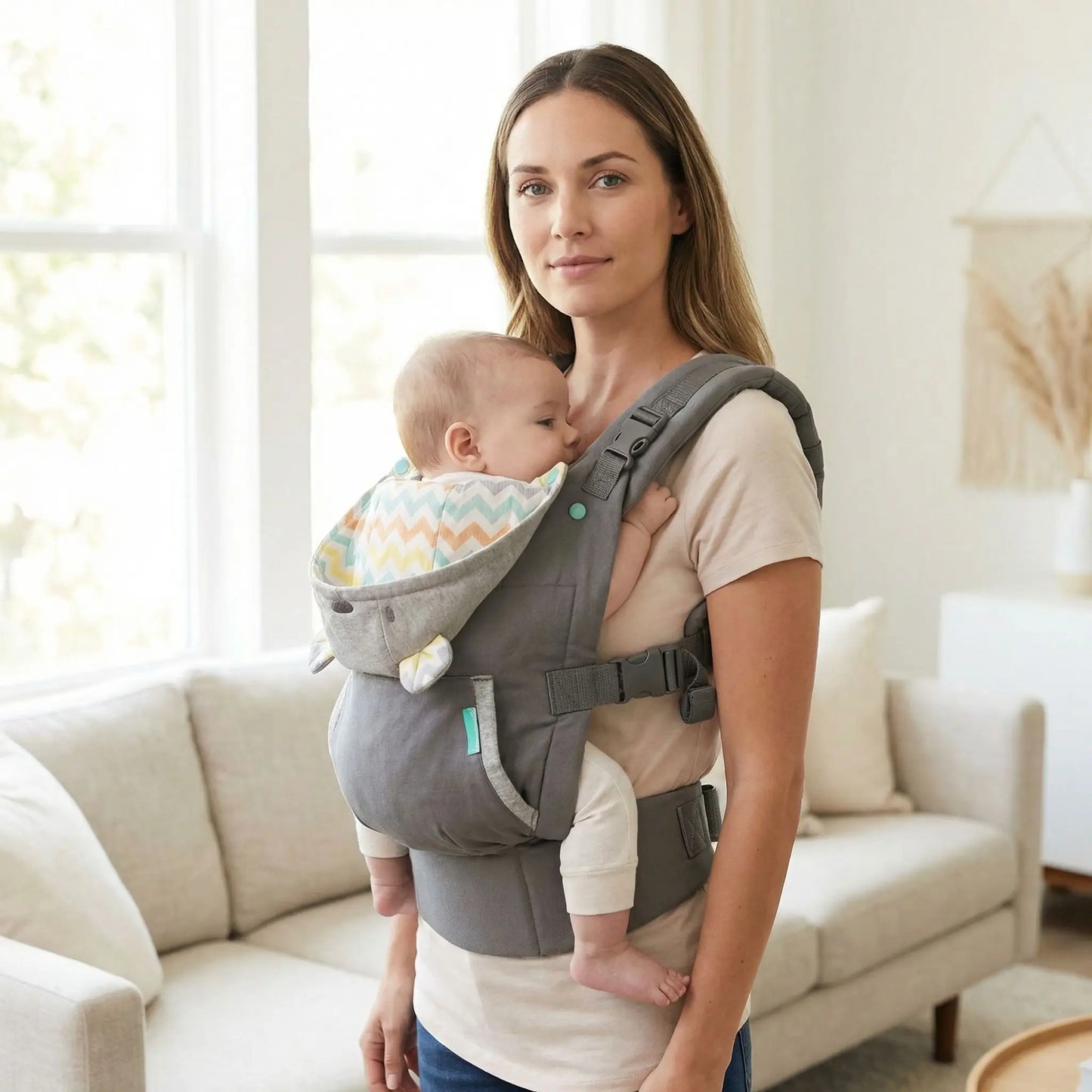 porte bebe ergonomique face au parent au salon ceinture ventrale large