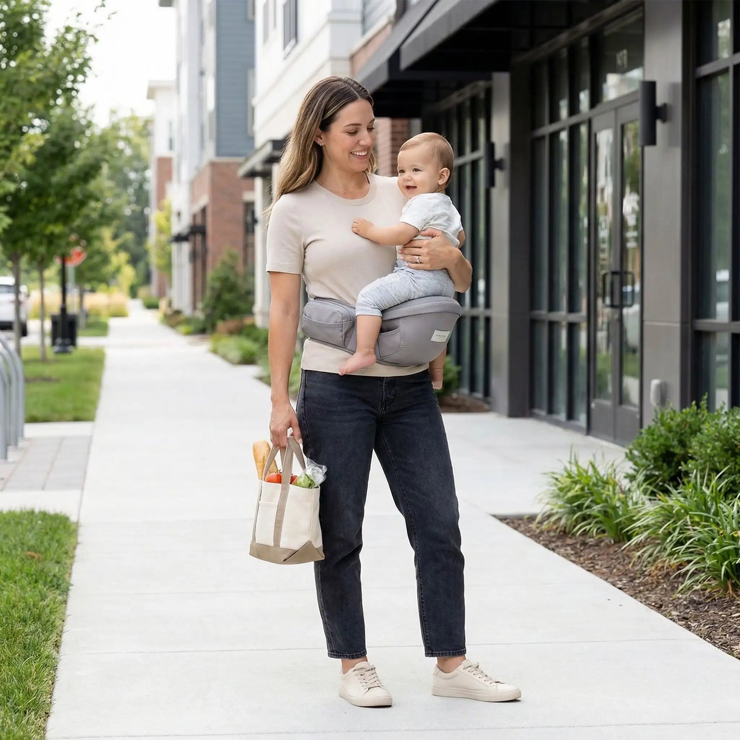 porte bebe hanche gris utilise pour une sortie quotidienne avec bebe