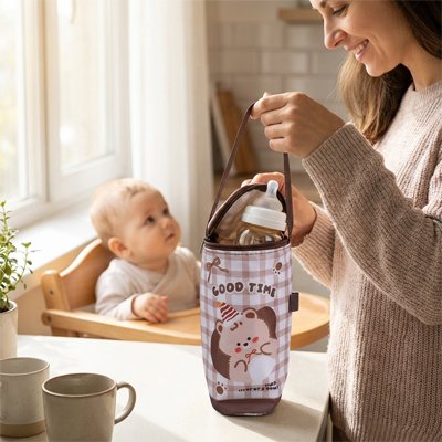 porte biberon isotherme utilise a la maison pour nourrir baba facilement