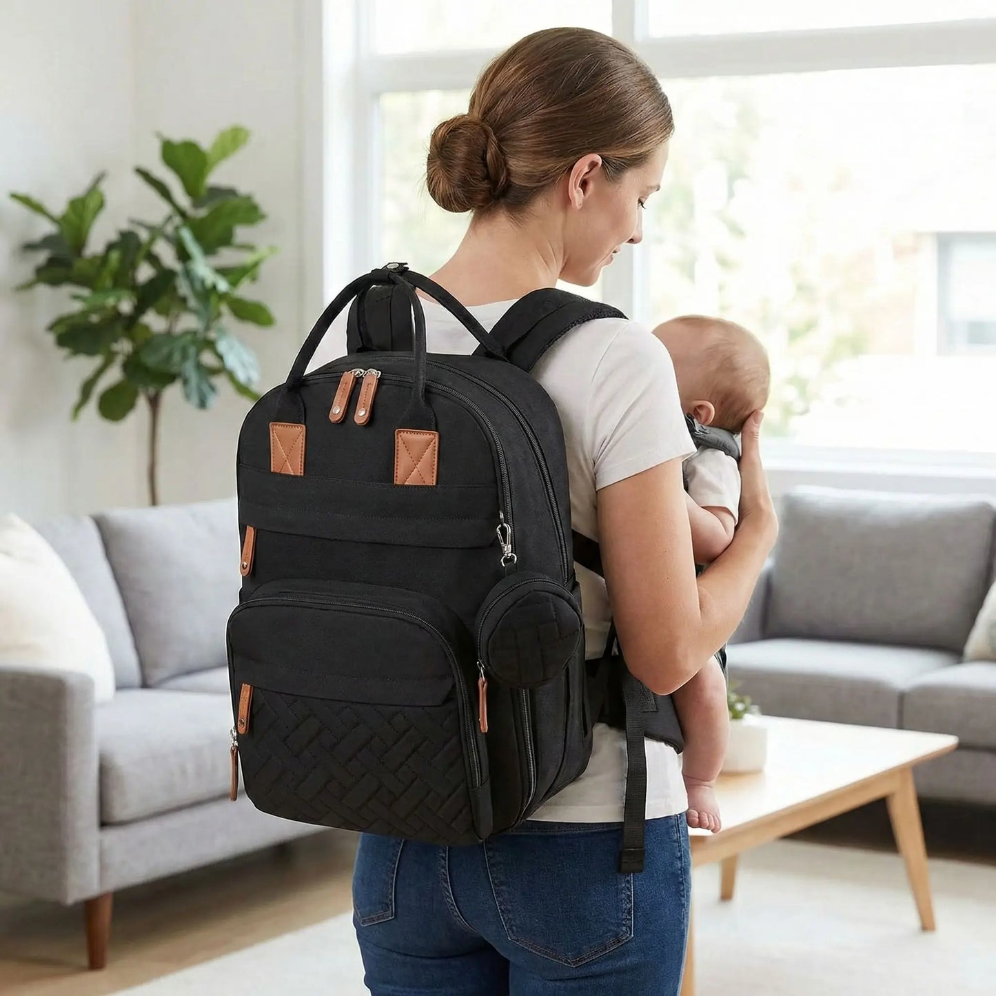 sac a dos a langer bebe noir porte par maman avec porte bebe dans un salon moderne
