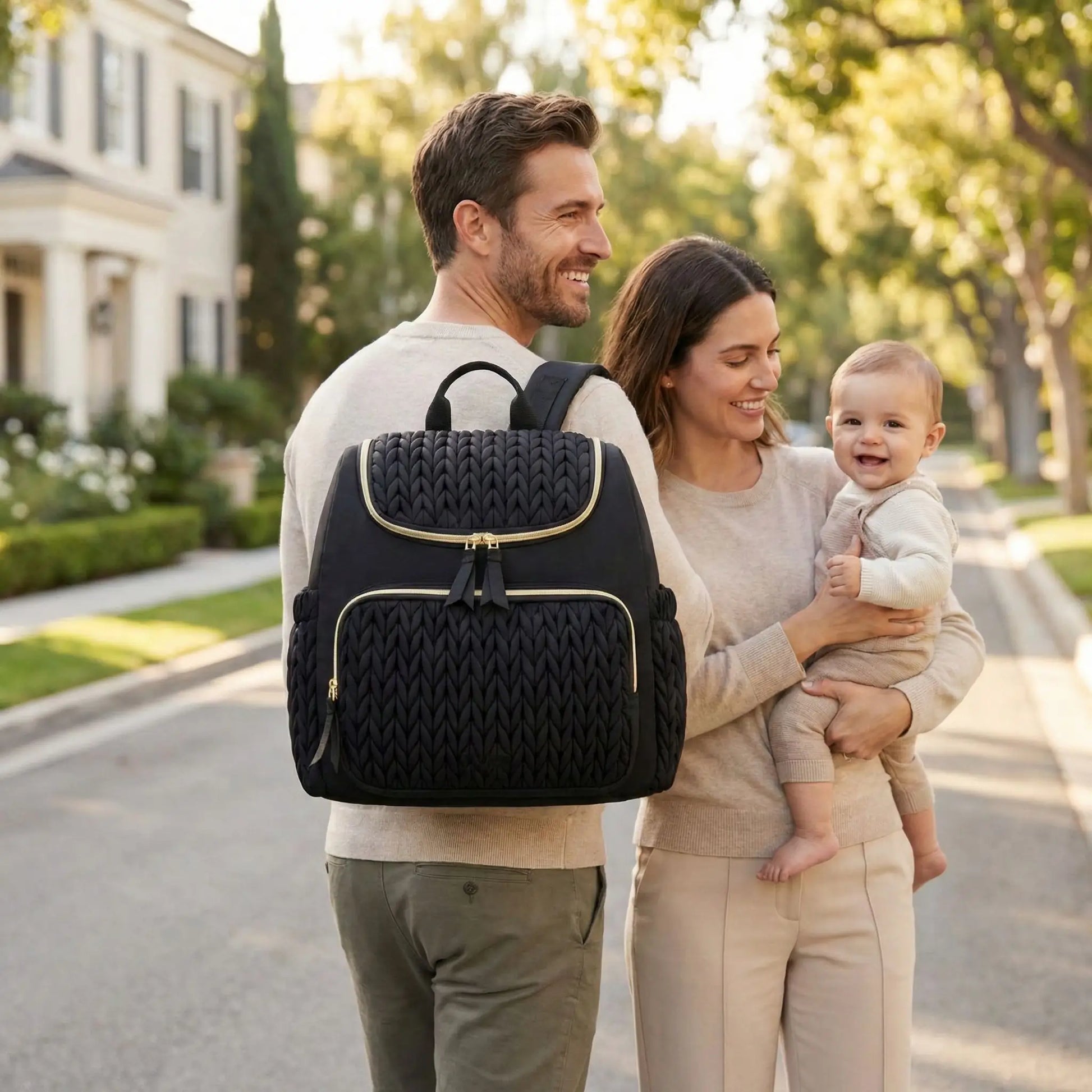Sac a dos a langer bebe noir familial porte toute la journee avec maman papa et bebe en exterieur
