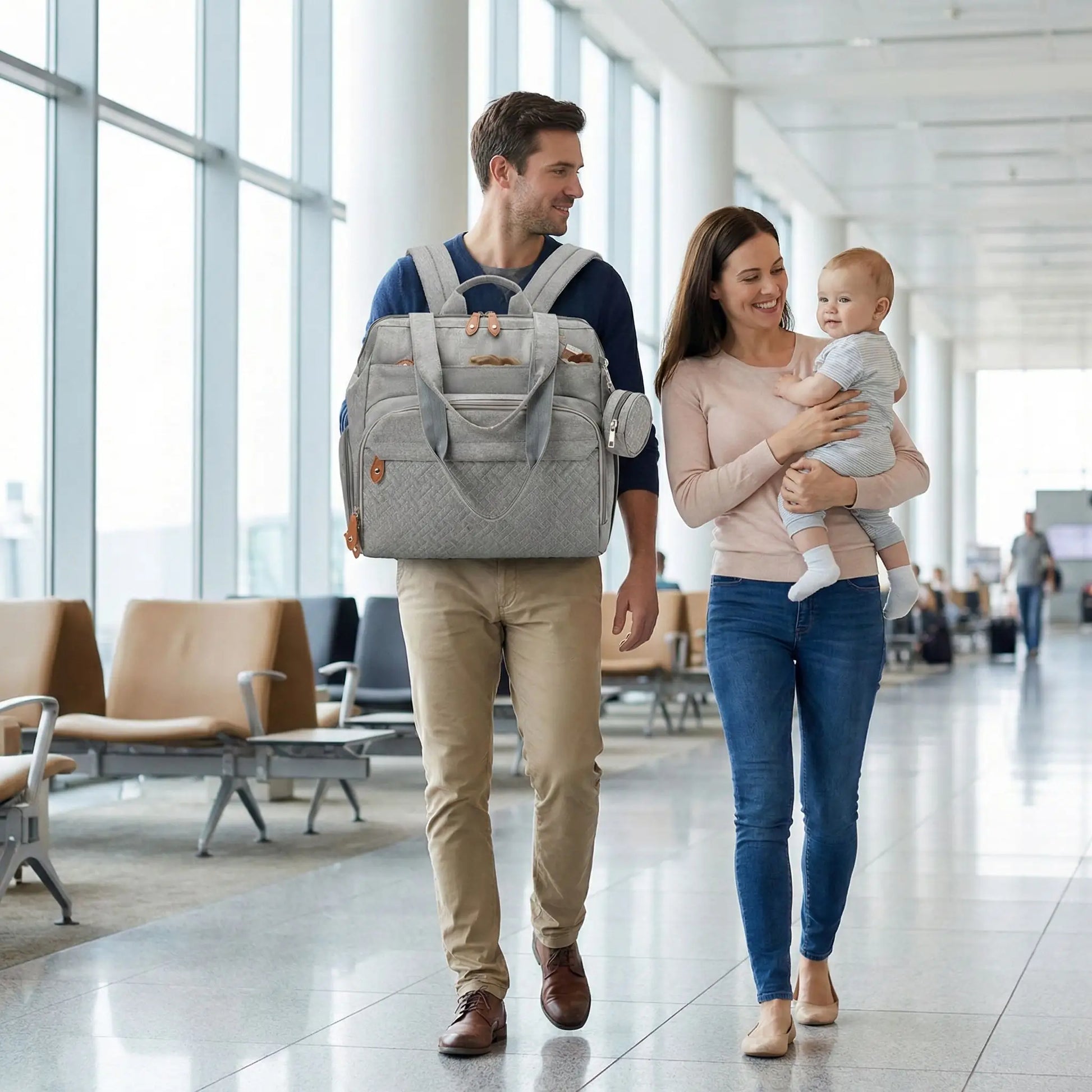 Sac a dos a langer bebe grande taille porte par papa en aeroport avec maman et bebe