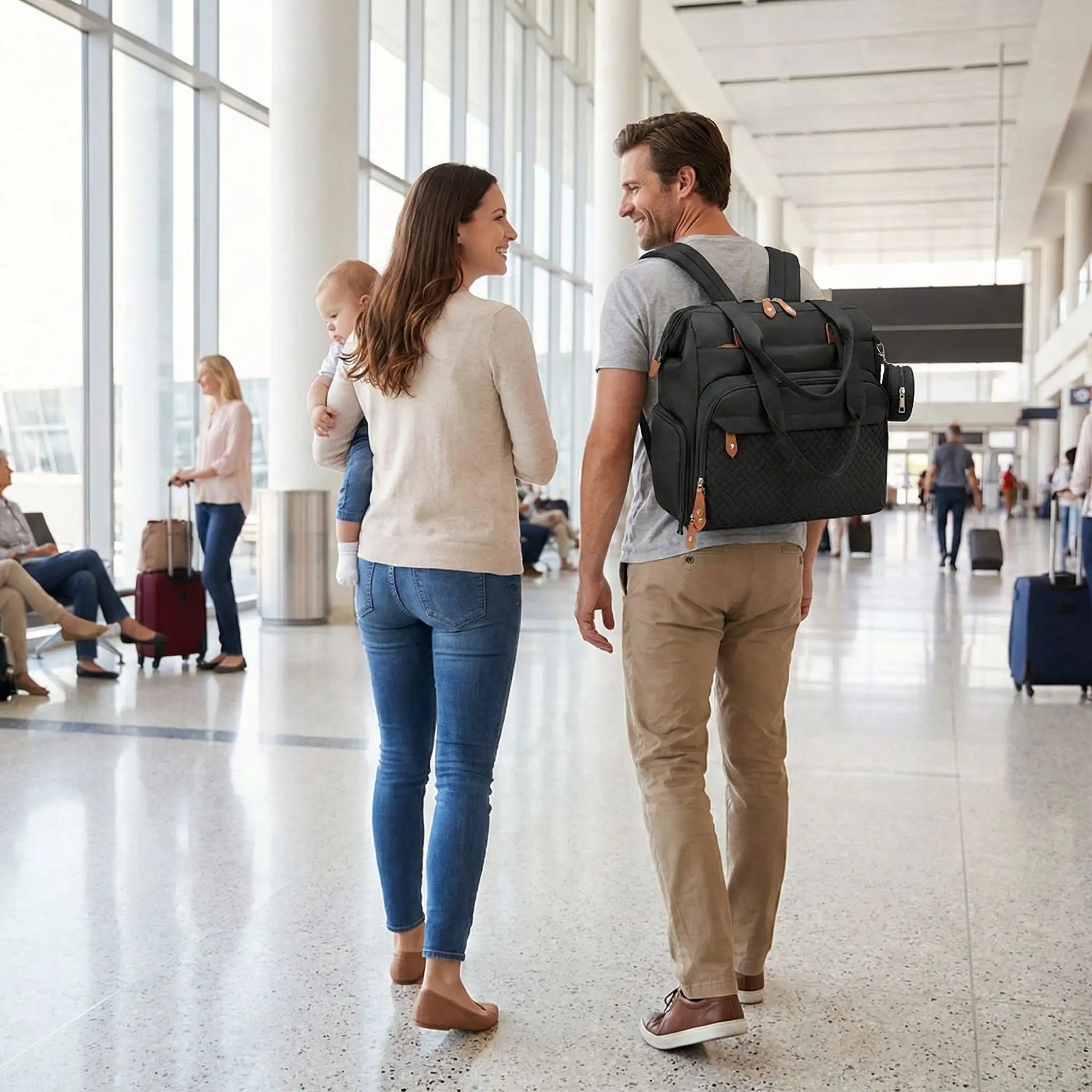 Sac a dos a langer bebe grande capacite vue arriere en aeroport avec parents