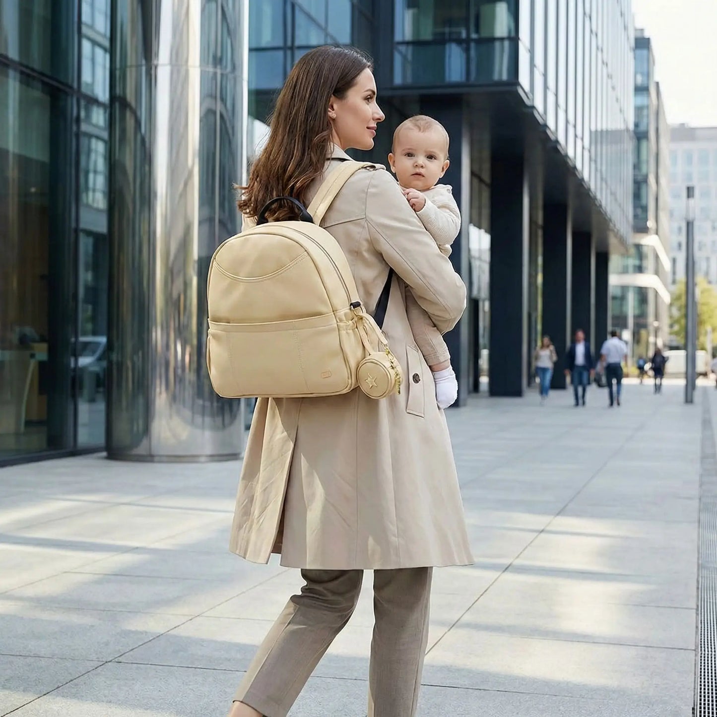 sac a dos a langer beige porte sur le dos maman en architecture urbaine moderne