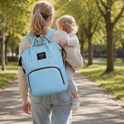 Sac a dos a langer bleu confortable pendant une promenade avec bébé