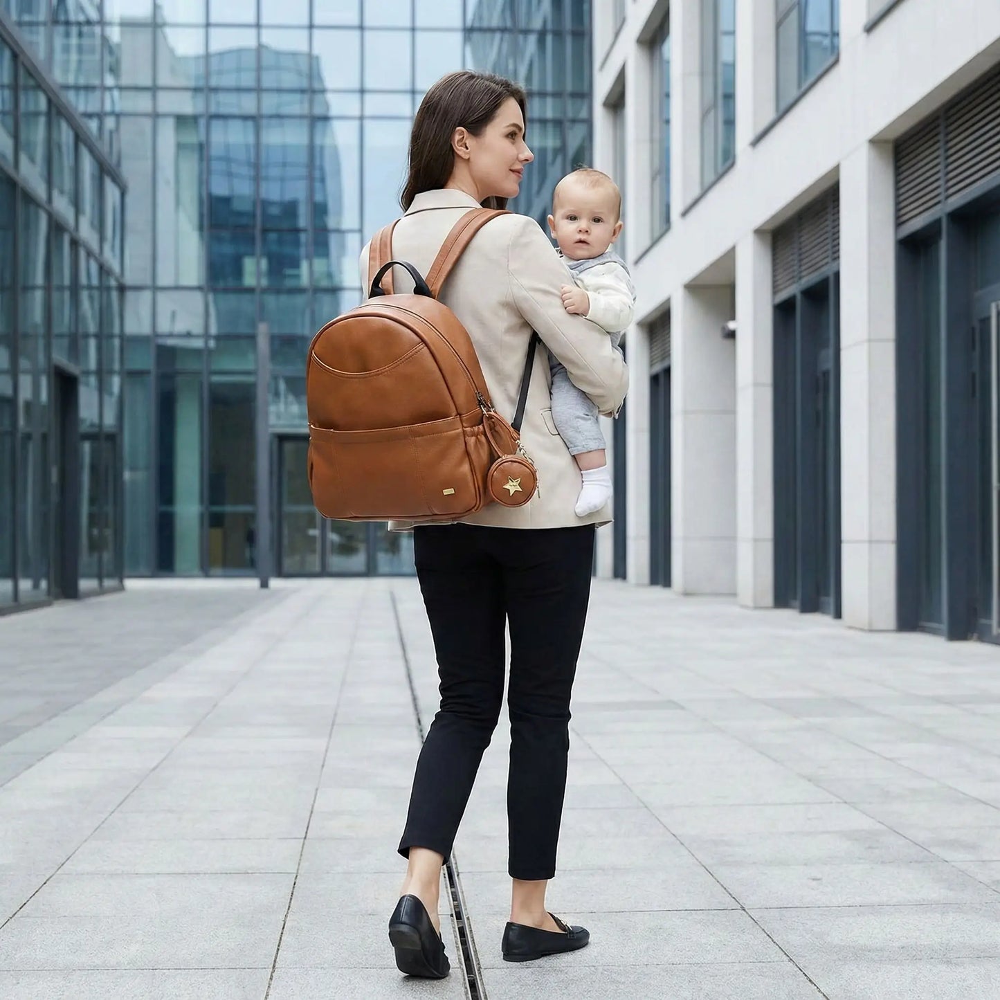 sac a dos a langer marron porte sur le dos maman marche centre ville avec bebe