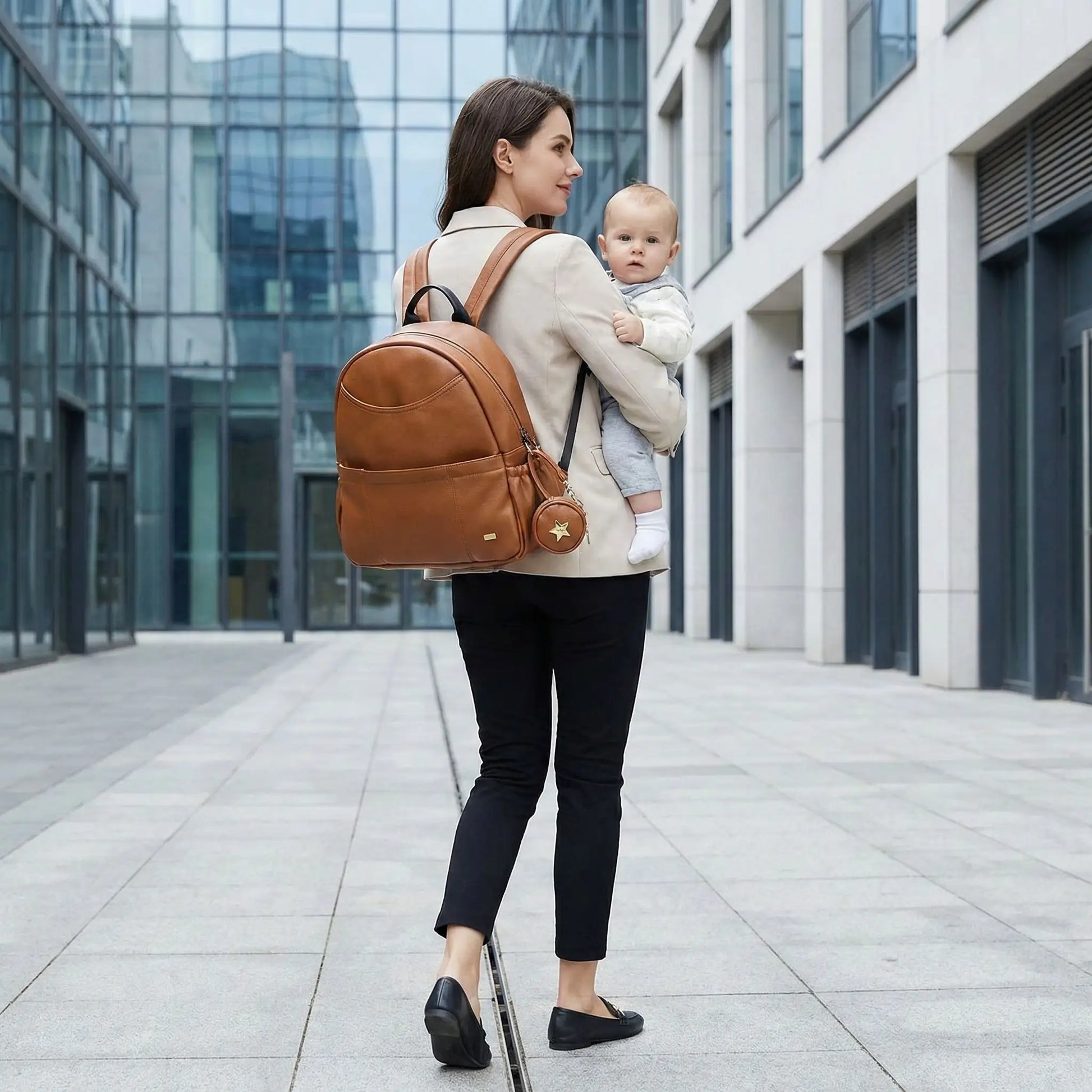 sac a dos a langer marron porte sur le dos maman marche centre ville avec bebe
