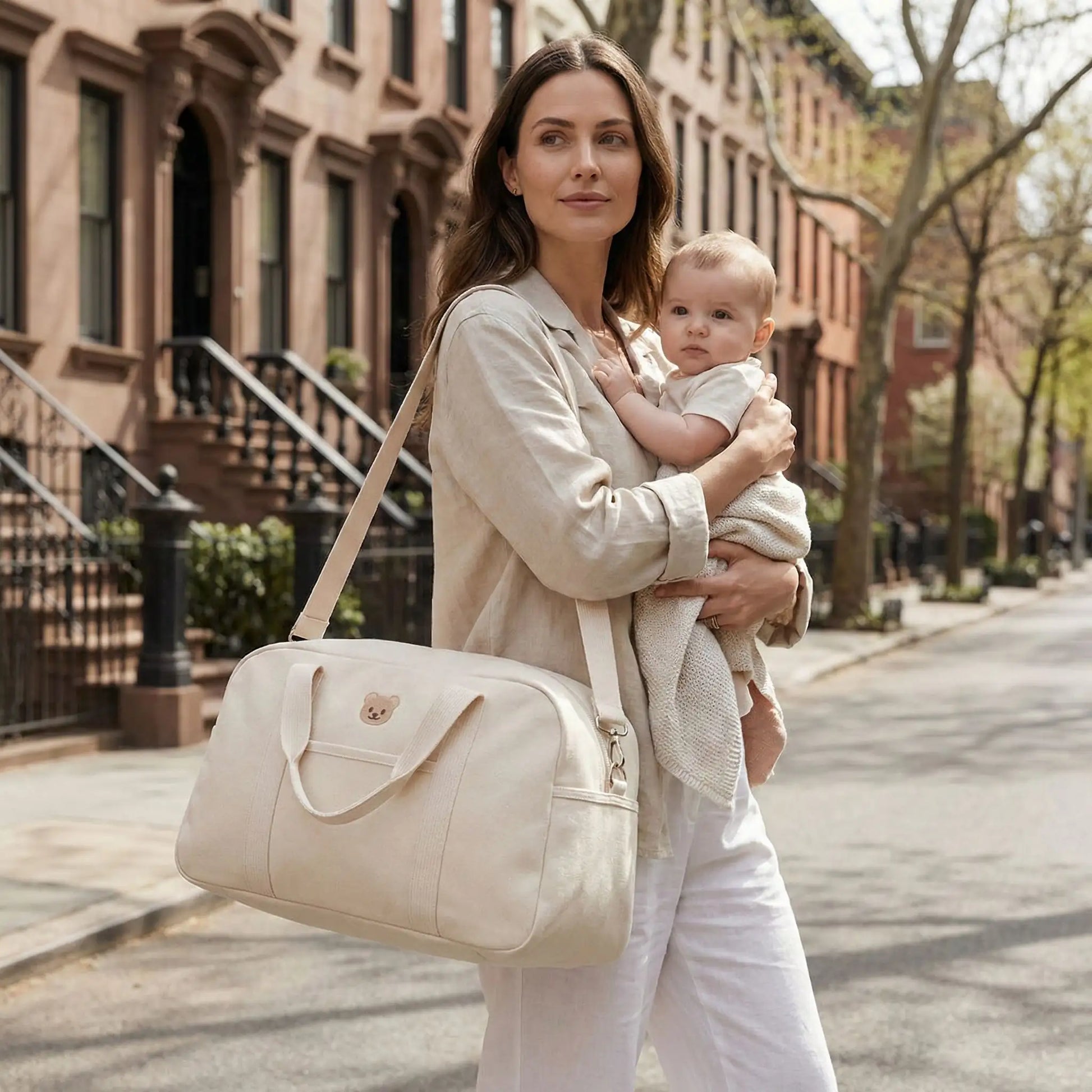 Sac a langer a main grande capacite porte par maman avec bebe en promenade