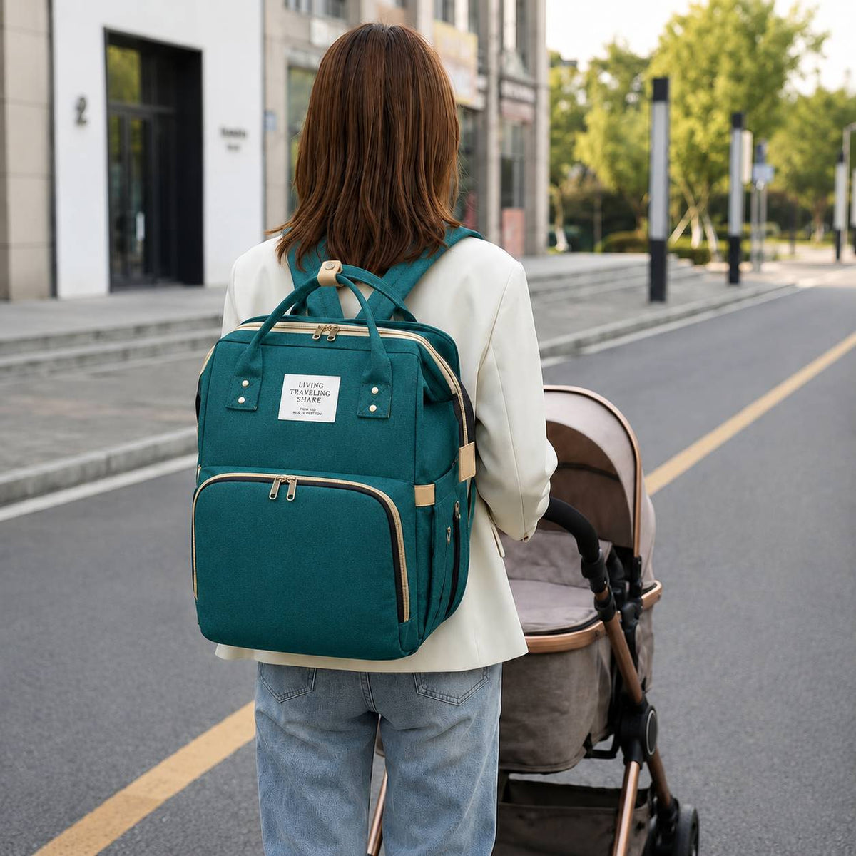Sac à langer avec tapis de change porté sur le dos pendant une promenade avec poussette