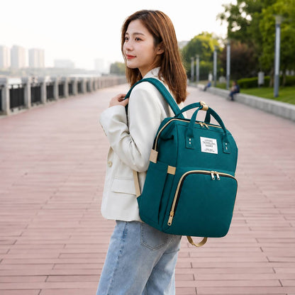 Sac a langer avec tapis de change porté en sac à dos lors d'une promenade en ville